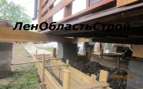 Подъём деревянного дома при ремонте фундамента
